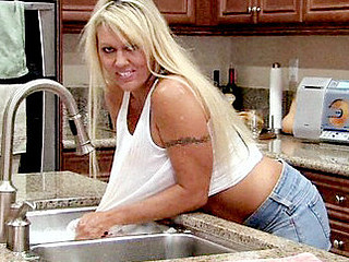 Stunning cougar soaks herself on the kitchen counter and rubs her juicy pink